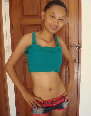Tuk Tuk Patrol offers a xxx picture gallery with Tik has a hot body